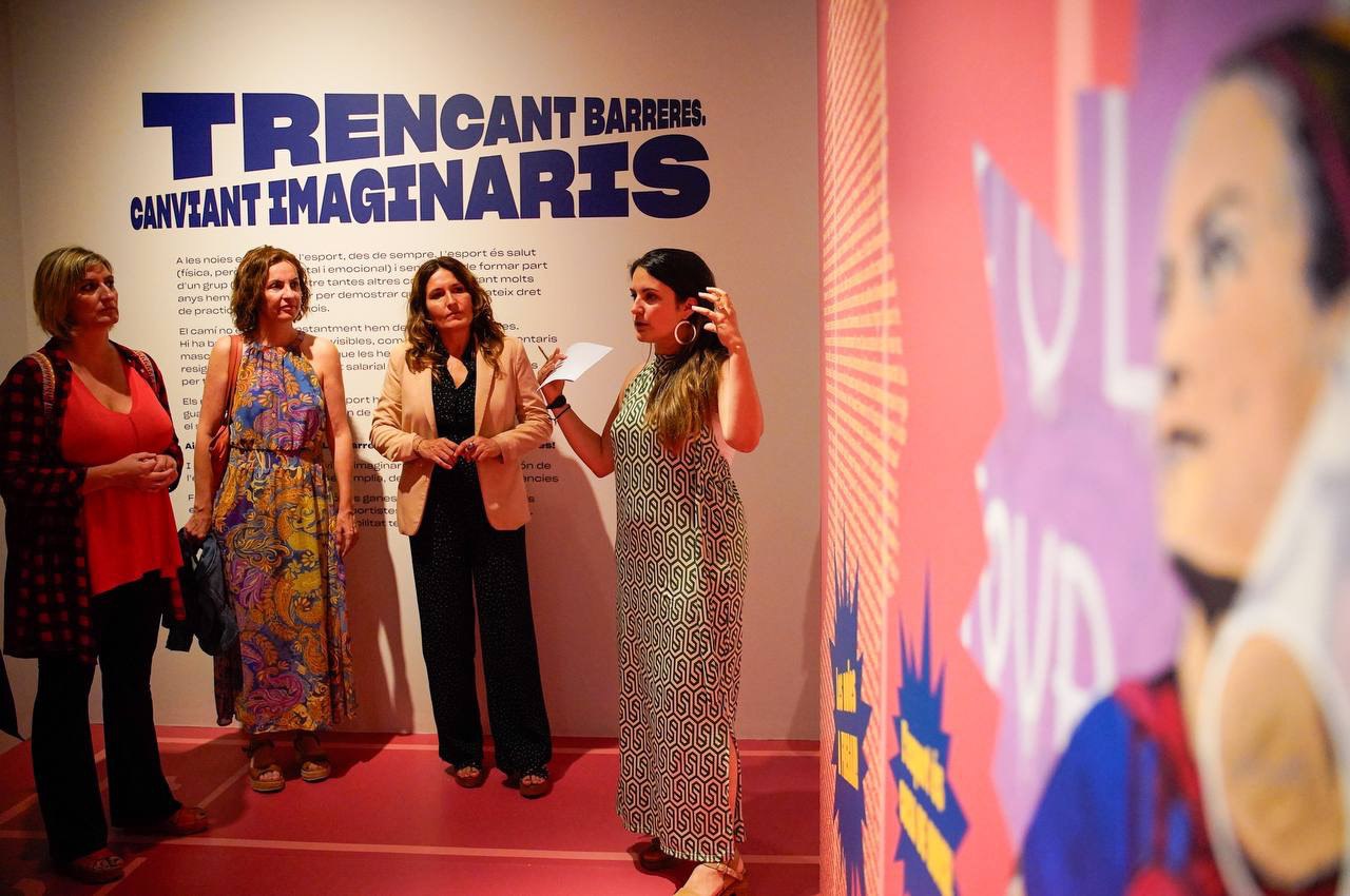 Imagen del artículo Vilagrà inaugura l'exposició 'Jugo com una nena!' que busca reivindicar l'esport femení