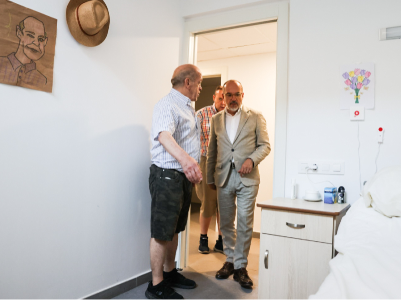 El conseller Campuzano a la visita dels pisos del Rusc.