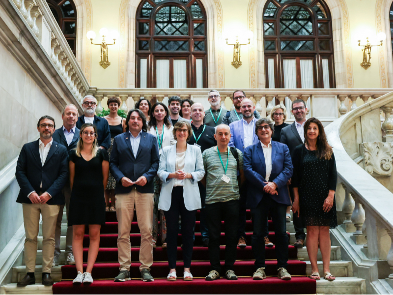 Group photo of Minister Serret, accompanied by the Ministry¿s team, with the parliamentary groups that have approved the Plan.