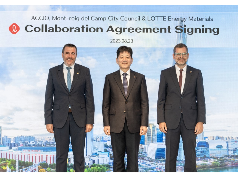 A la foto, d'esquerra a dreta: l¿alcalde de Mont-roig del Camp, Fran Morancho López; el CEO de Lotte Energy Materials, Kim Yeon-seop, i el director general d¿Indústria, Oriol Alcoba Malaspina 