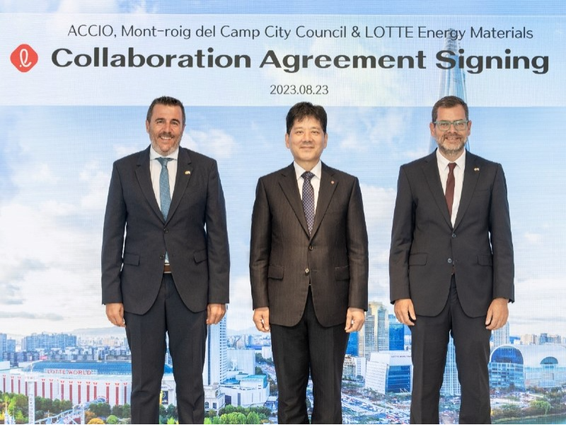 In the photo, from left to right: the Mayor of Mont-roig del Camp, Fran Morancho López; the CEO of Lotte Energy Materials, Kim Yeon-seop, and the Director General for Industry, Oriol Alcoba Malaspina