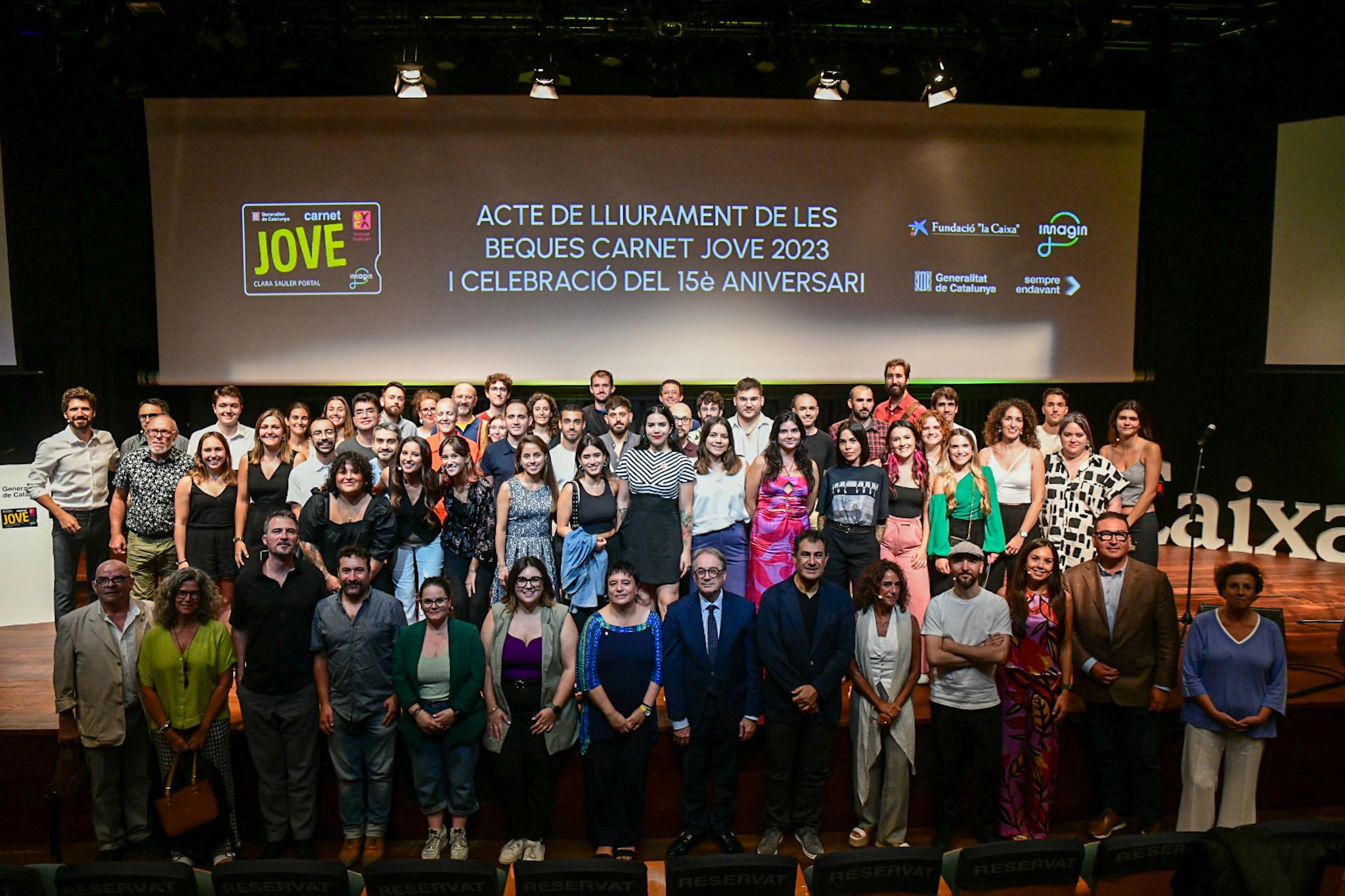 Foto final amb tots els participants en l'acte de celebració dels 15 anys del carnet Jove