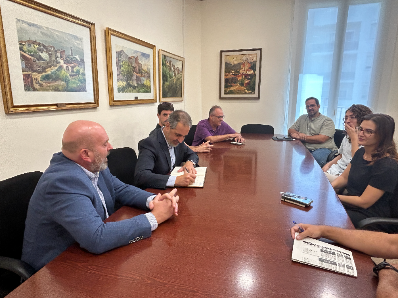 El delegat Joan Borràs signa el llibre d'honor de l'Ajuntament d'Olesa de Montserrat