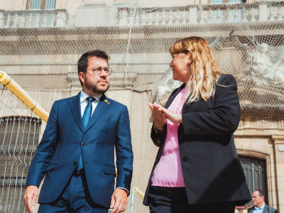 El president i la consellera, davant l'edifici de la Foneria de Canons (autor: Arnau Carbonell)