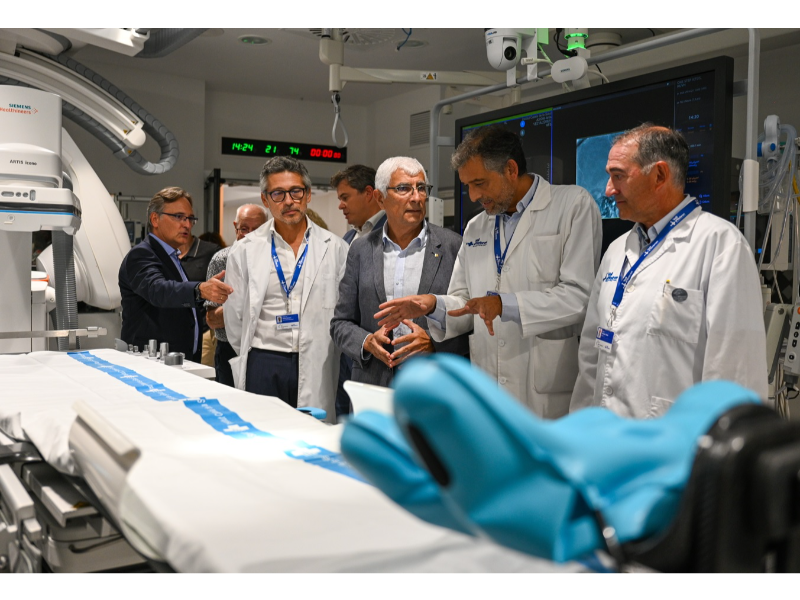 El conseller de Salut al costat de la nova tecnologia, One Step Ictus a Vall d'Hebron, acompanyat de l'equip mèdic