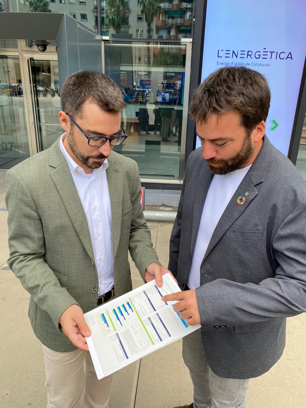 El director general de l'Energètica, Daniel Pérez, i el director de l'Agència de Residus de Catalunya, Isaac Peraire, sostenen la primera factura de l'Energètica