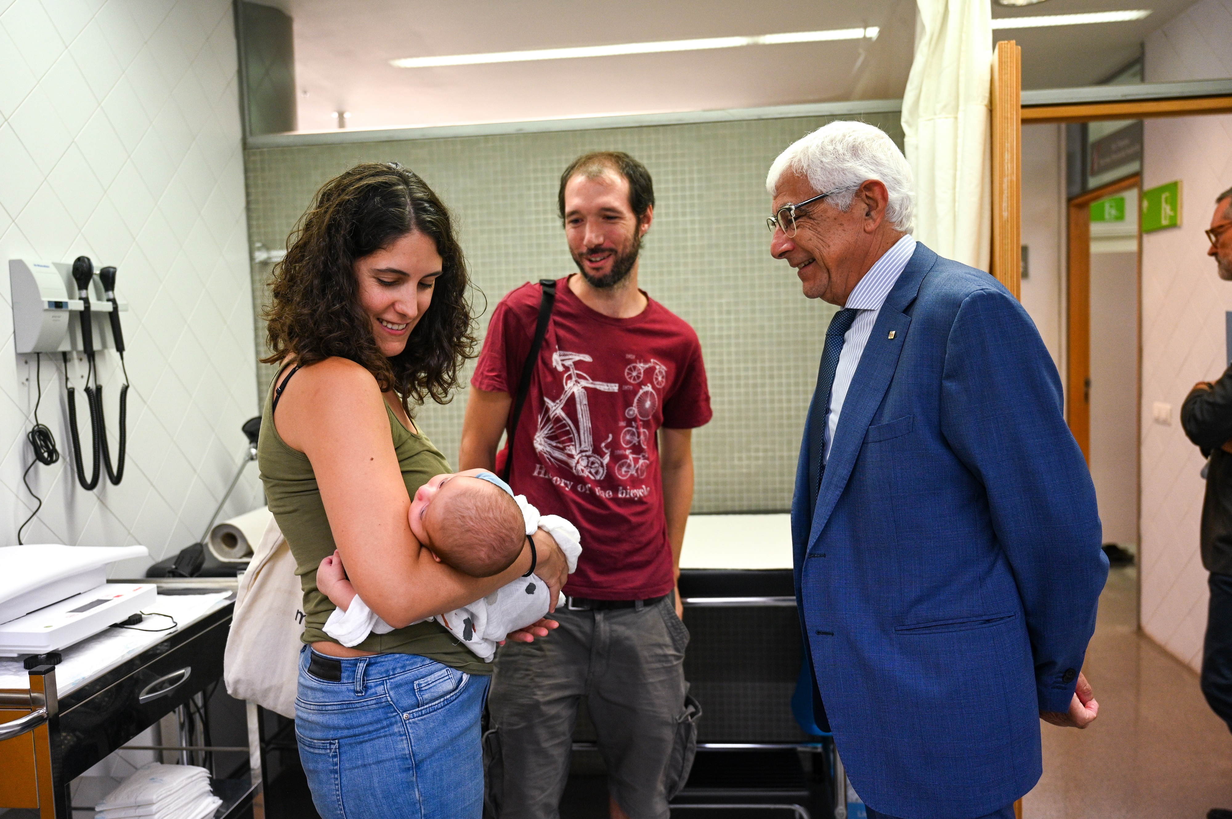 El conseller Balcells, avui al CAP Maragall amb la mare i el pare d'un nadó que s'ha immunitzat.