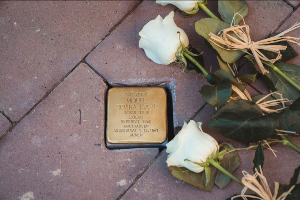 Llamborda Stolpersteine en memòria de Miquel Rovira i Isart (foto: Arnau Carbonell)