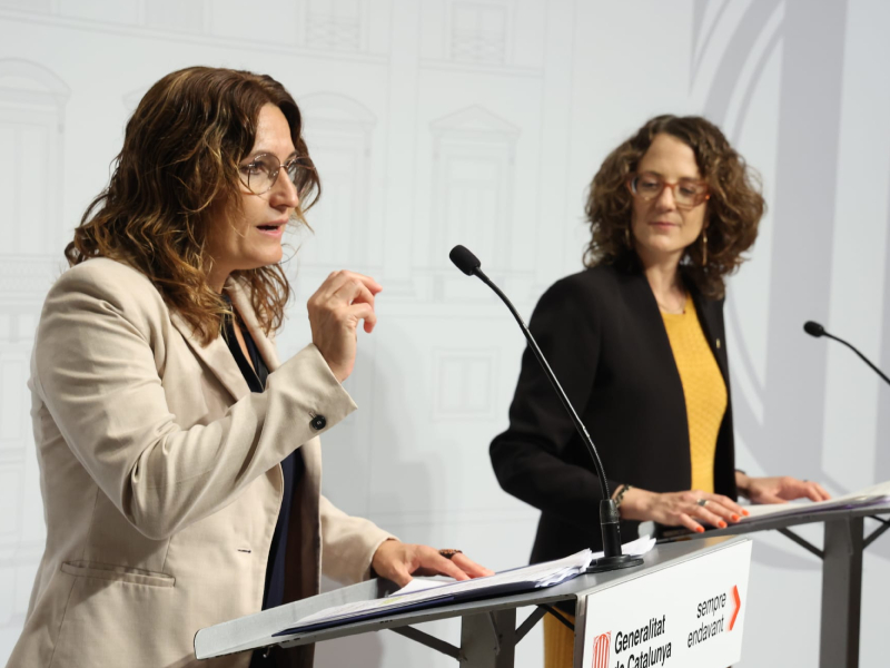 La consellera de la Presidència, Laura Vilagrà Pons, i la d'Igualtat i Feminismes, Tània Verge Mestre, durant la presentació de l'acord (Autor: Rubén Moreno).