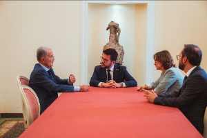 El president Aragonès amb Romano Prodi i la consellera Serret i el delegat Bellizzi (foto: Arnau Carbonell)