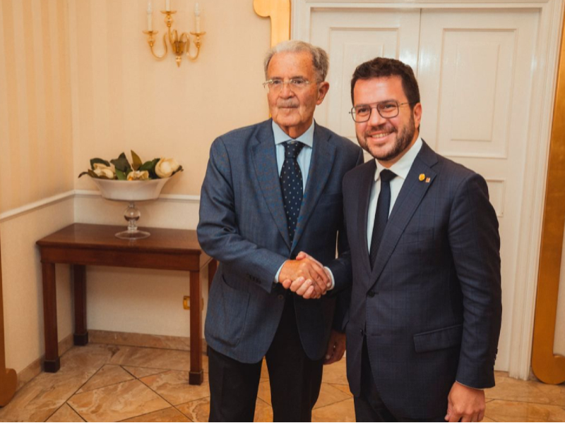 El president Aragonès amb Romano Prodi (foto: Arnau Carbonell)