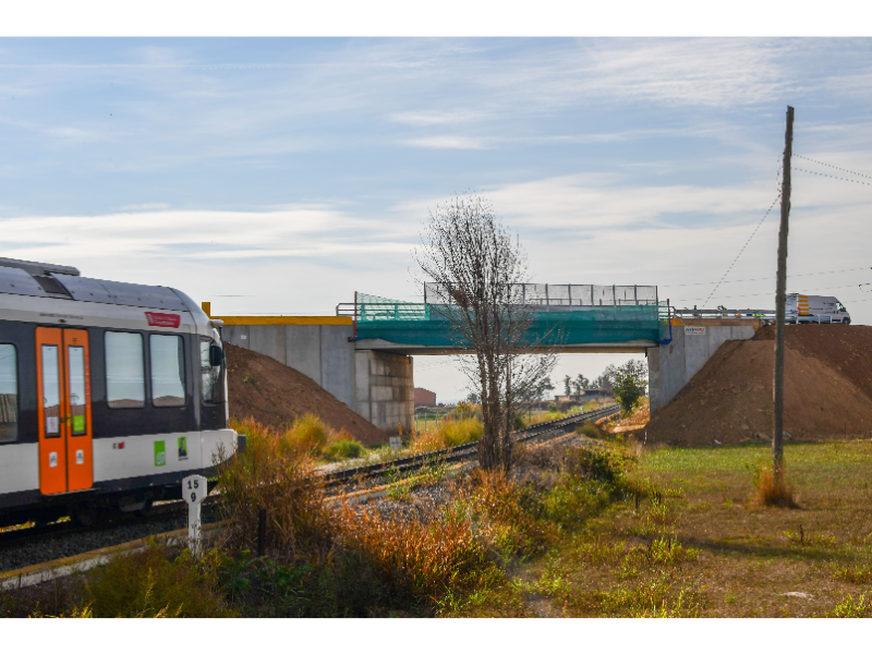 Imagen del artículo Ferrocarrils finalitza les obres d'un nou pas elevat sobre la línia Lleida - La Pobla a Térmens