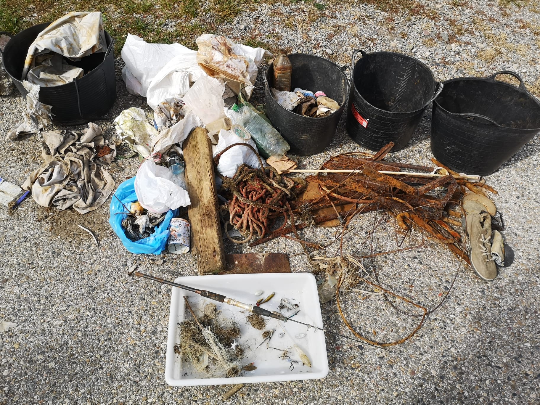 Imagen del artículo Retirats esquers de pesca abandonats i brossa acumulada de la presa de Cavallers aprofitant el seu baix nivell