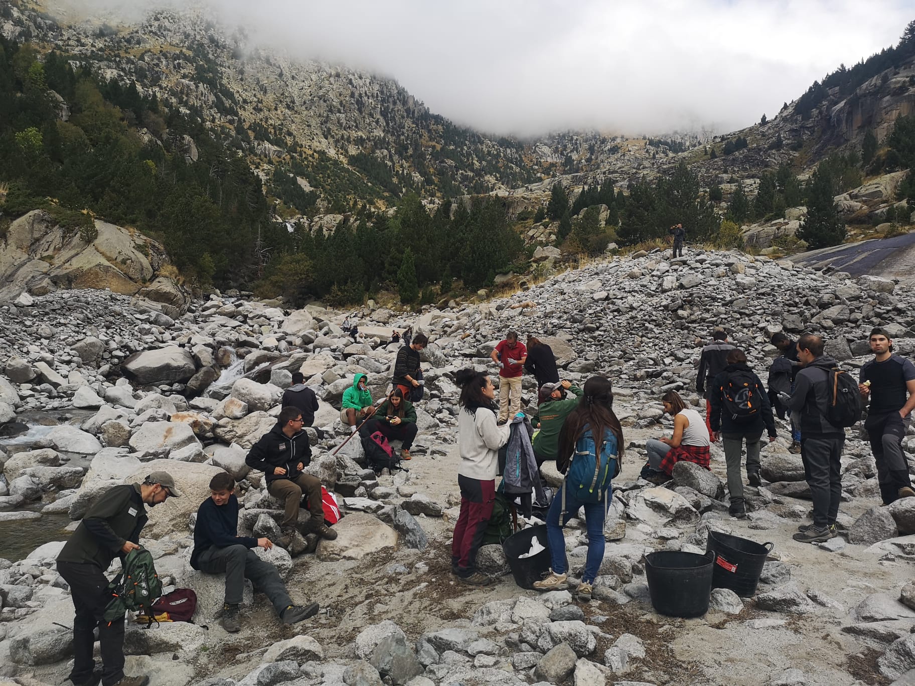 Imagen del artículo Retirats esquers de pesca abandonats i brossa acumulada de la presa de Cavallers aprofitant el seu baix nivell