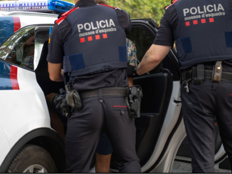 Imagen del artículo Els Mossos d'Esquadra detenen tres falsos policies per retenir un home al seu domicili i sostreure objectes valorats en més de 31.000 euros