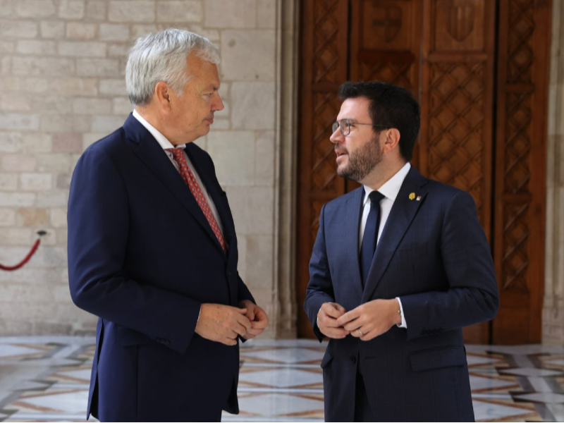 El president Aragonès amb el comissari europeu de Justícia al Palau de la Generalitat (foto: Rubén Moreno)