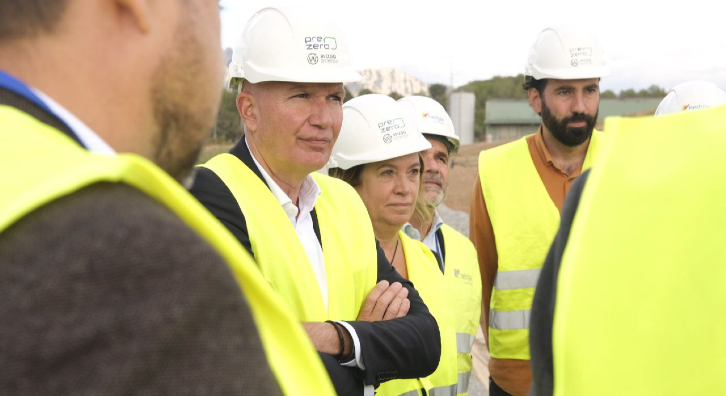 El conseller Mascort, i la directora general d'Energia, Assumpta Farran, en un moment de la visita a la planta de biogàs dels Hostalets de Pierola.