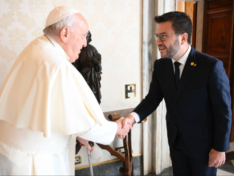 El president Aragonès i el Papa se saluden a l'inici de l'audiència