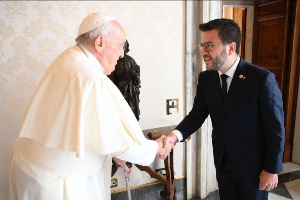 El president Aragonès i el Papa se saluden a l'inici de l'audiència (Vaticà)