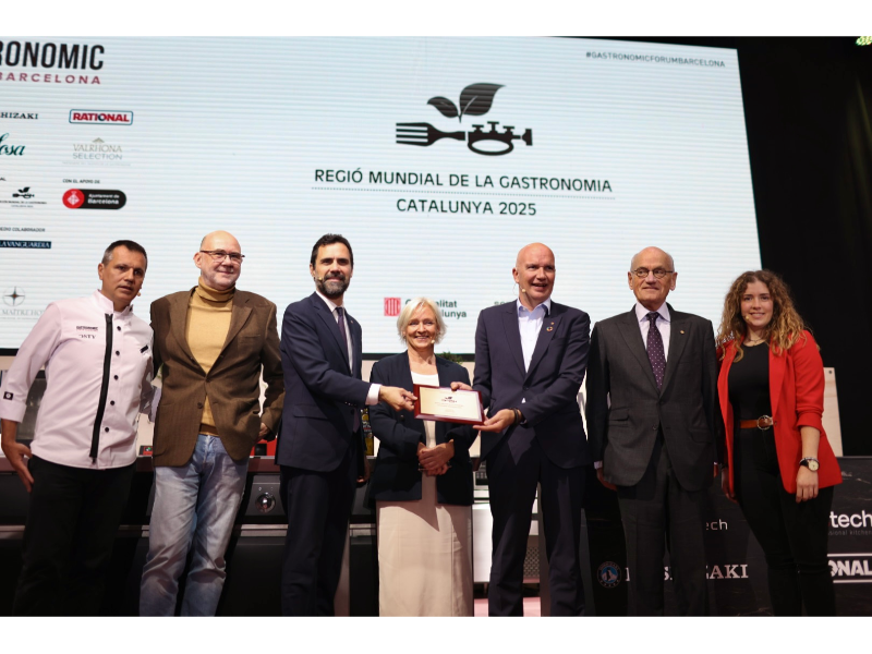 la placa que distingeix oficialment Catalunya com a Regió Mundial de la Gastronomia l¿any 2025