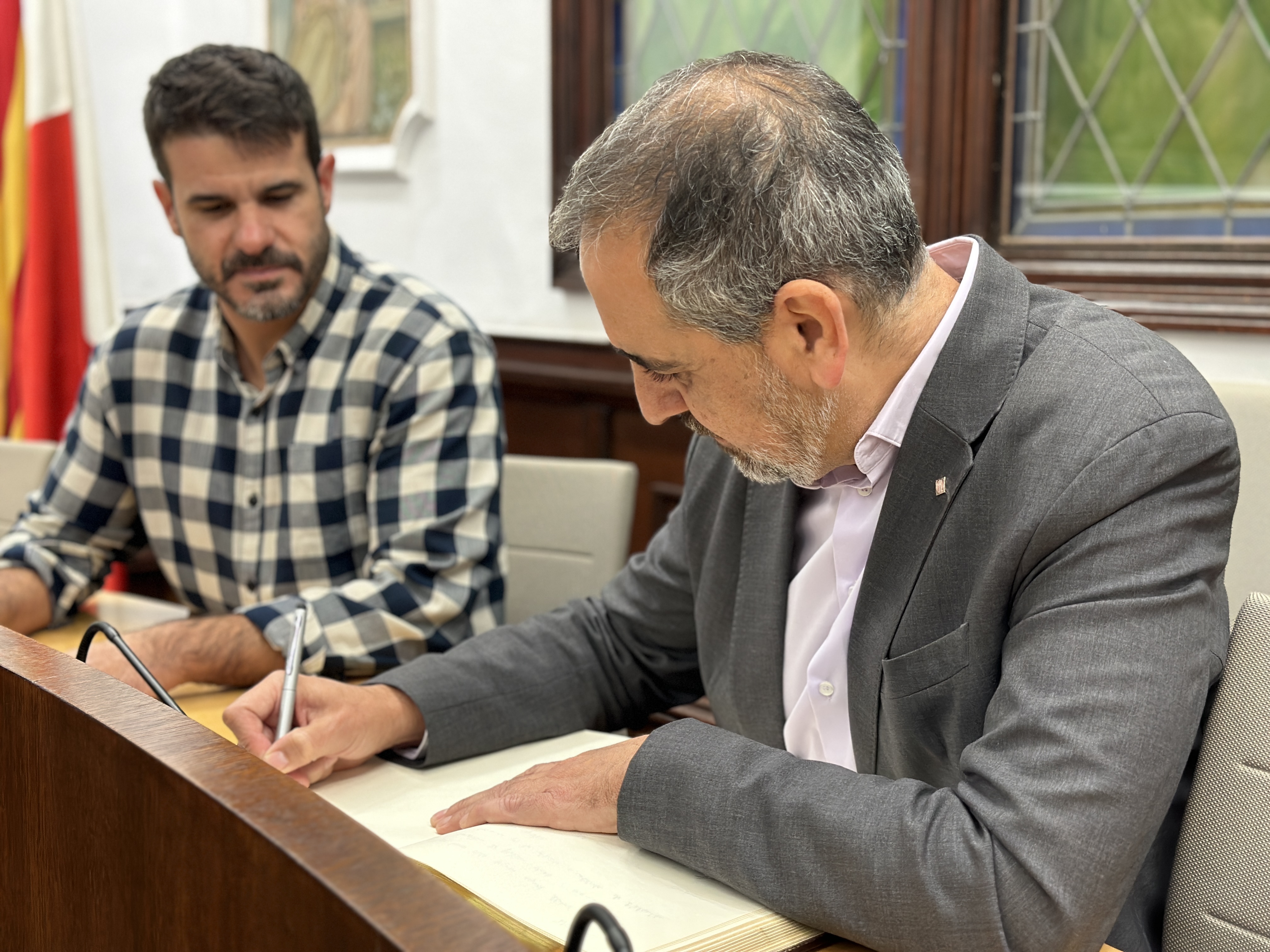 El delegat Joan Borràs signa el llibre d'Honor de l'Ajuntament de Palau-solità i Plegamans