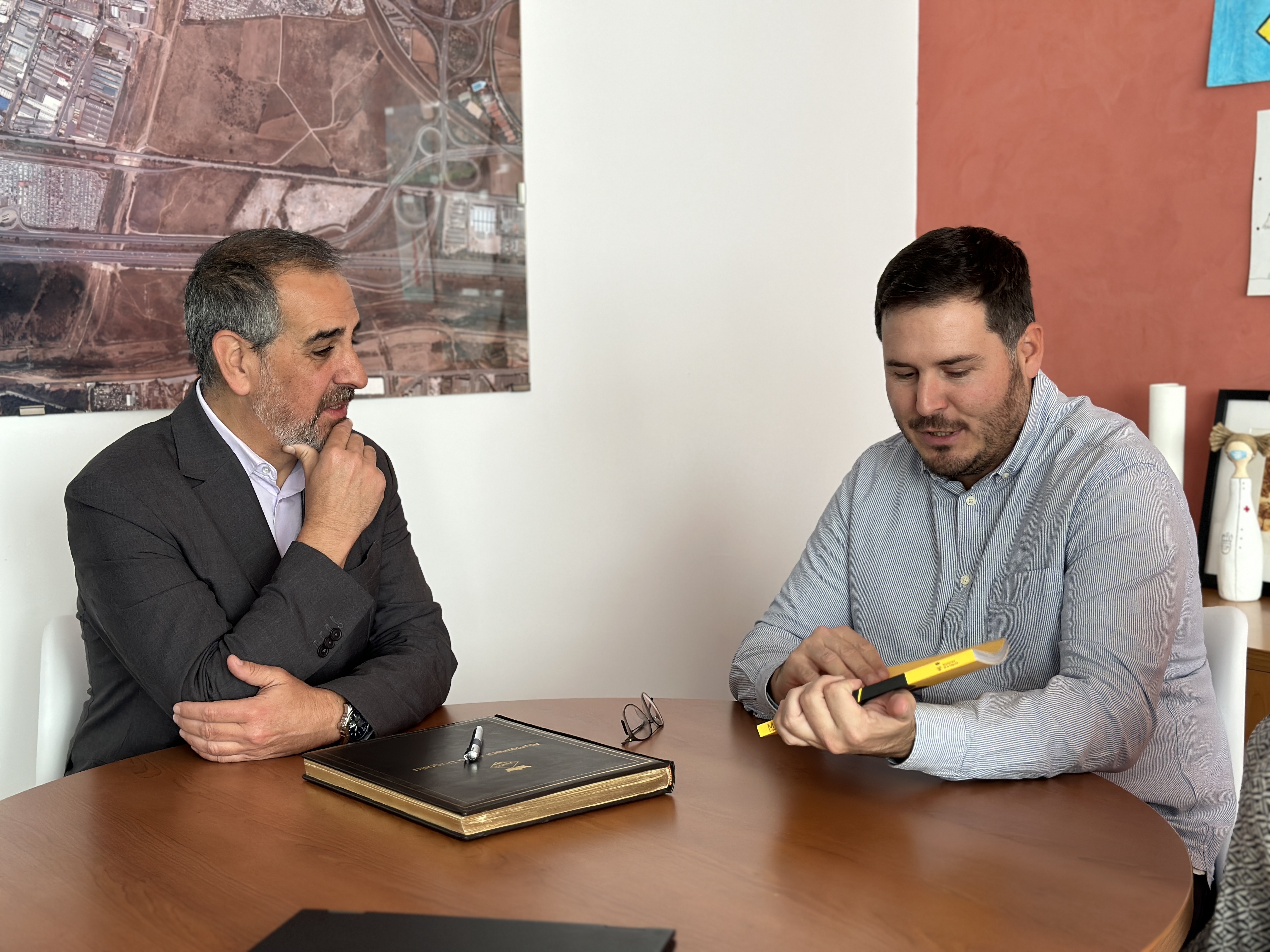 El delegat Joan Borràs es reuneix amb l'alcalde de la Llagosta, Òscar Sierra