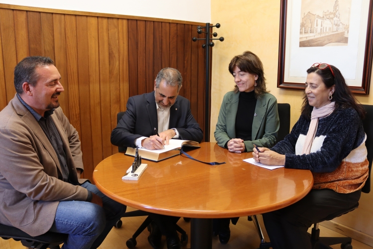 El delegat Joan Borràs signa el llibre d'Honor de l'Ajuntament de les Franqueses del Vallès. Foto: Ajuntament de les Franqueses del Vallès