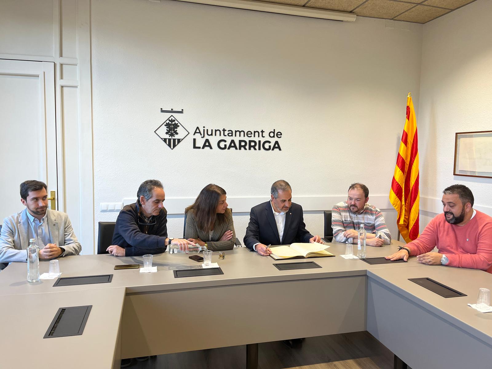 Joan Borràs es troba amb membres del consistori de la Garriga i l'alcaldessa, Meritxell Budó. 