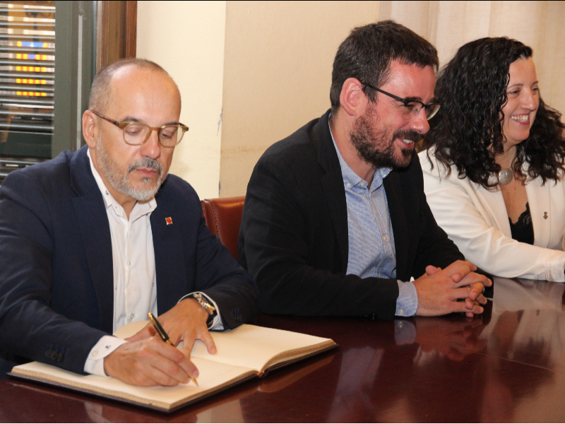 El conseller Campuzano signa el llibre d'honor al costat de l'alcalde de Girona.