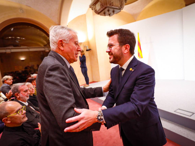 El president Aragonès amb l'exconseller Josep Maria Vallès (fotografia: Jordi Bedmar)