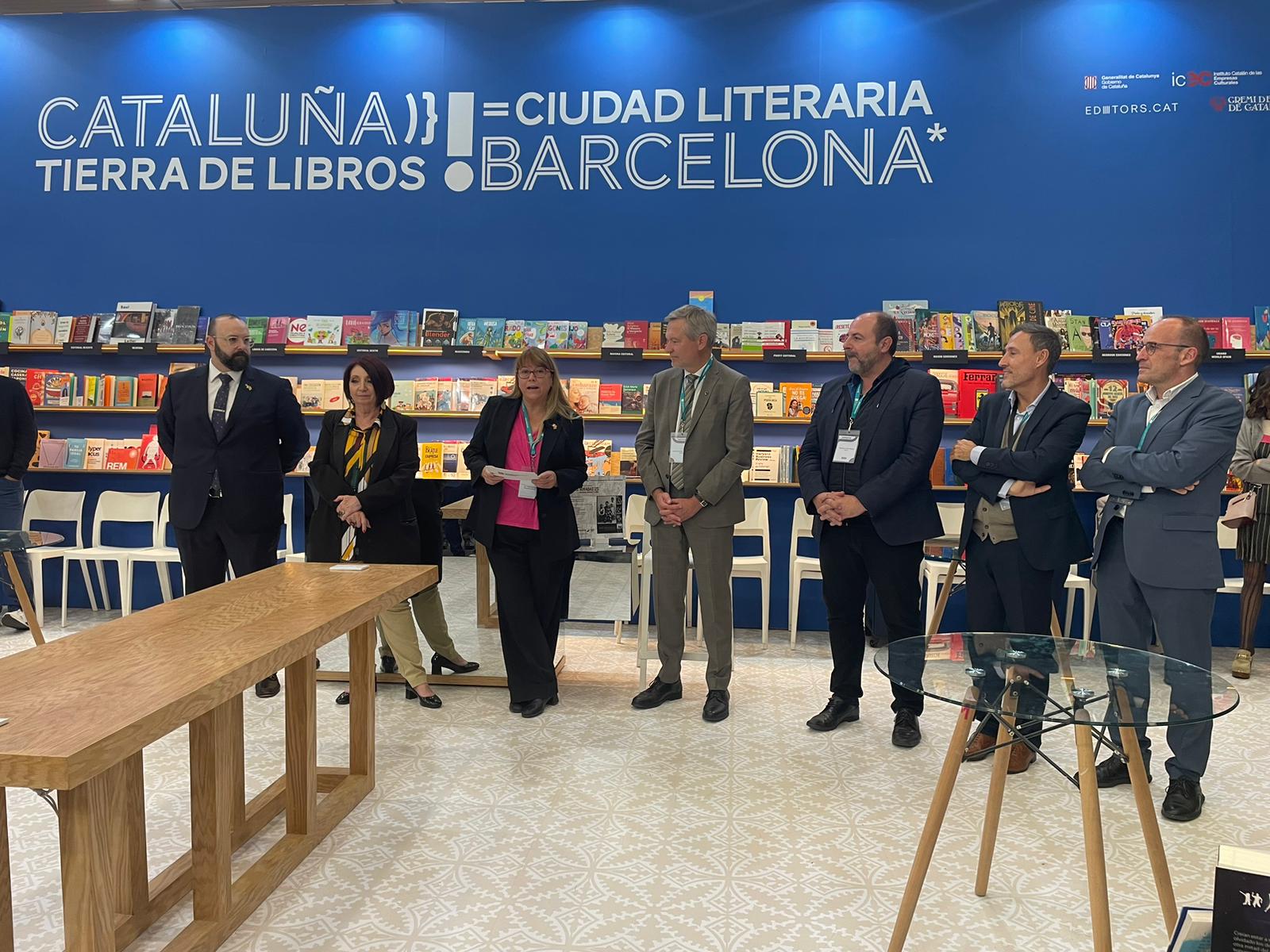 La consellera Garriga inaugura l'estand de la FIL