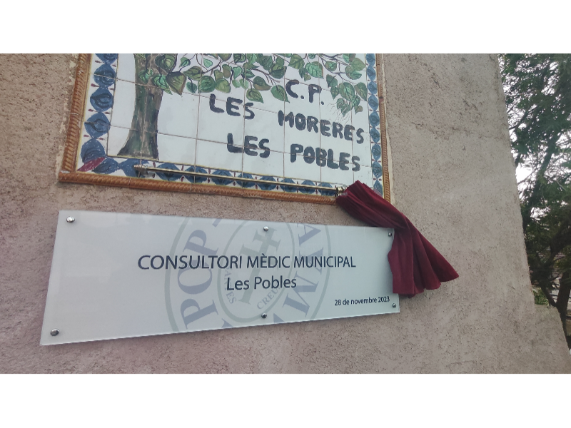 Placa commemorativa de la inauguració del consultori de Les Pobles