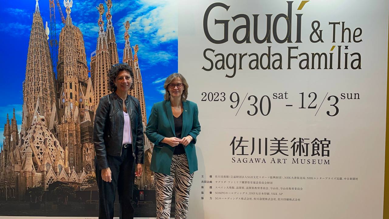 Consellera Serret i delegada Pujadó a exposició Sagrada Família Japó