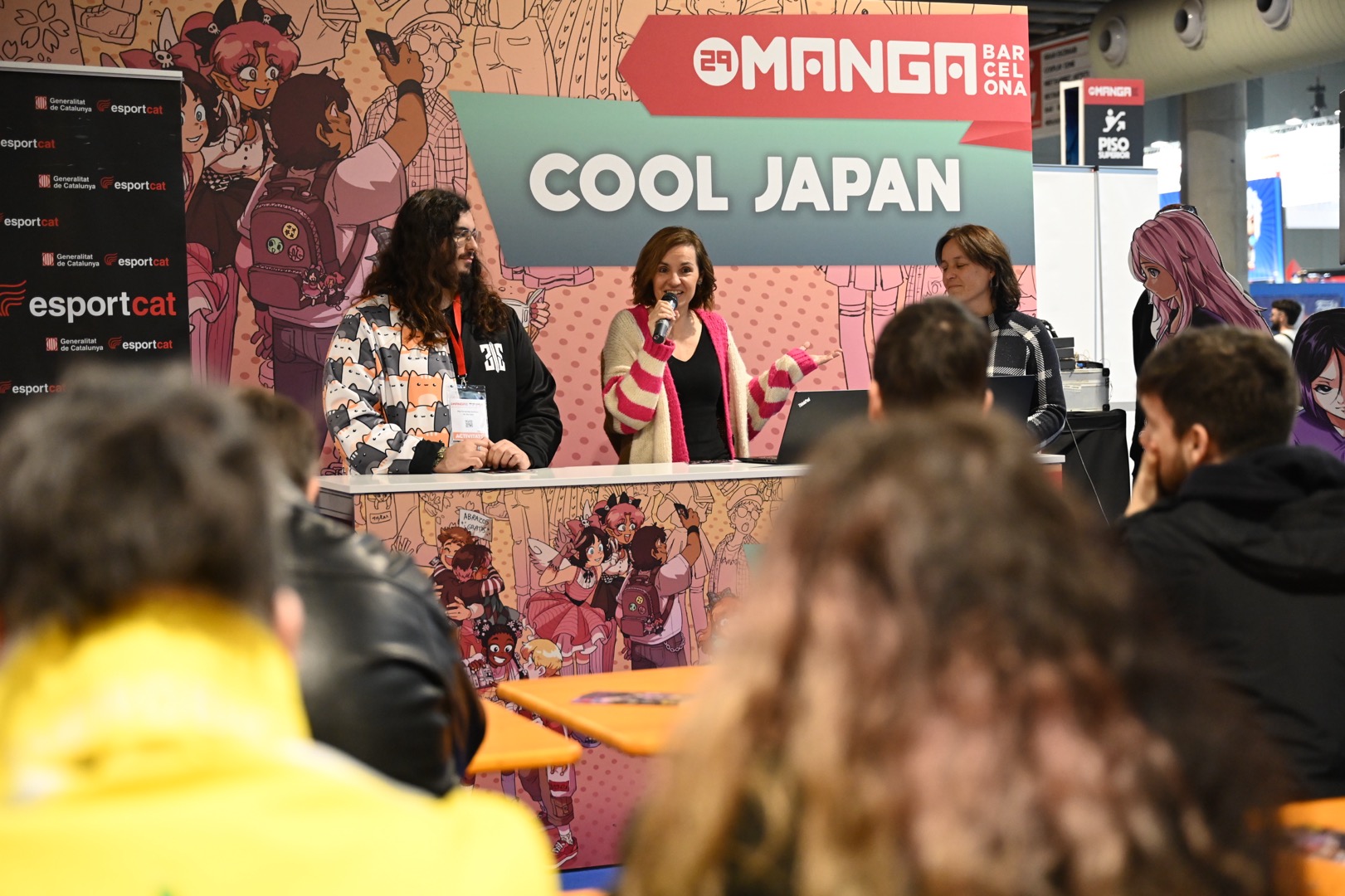 Anna Caula al Saló del Manga presentant el còmic 'No tinc nom', juntament amb el guionista Pau Fernández.