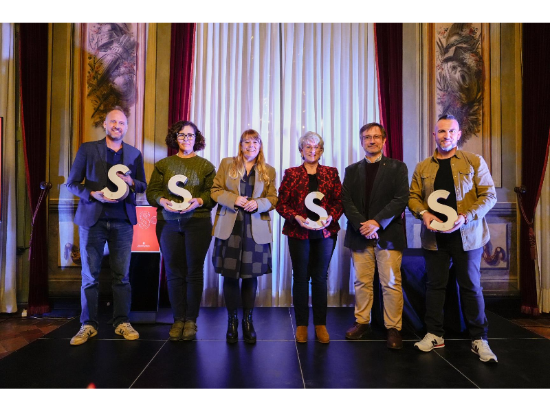 La consellera Garriga i els premiats dels guardons Llengua de signes catalana 2023
