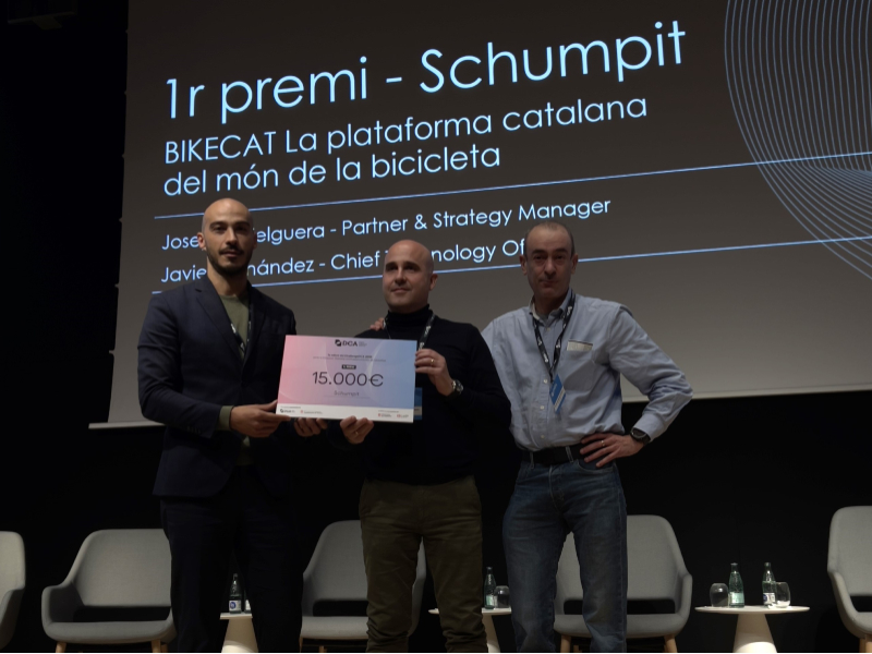 El director general Lluís Juncà lliura el premi a Schumpit, empresa guanyadora del ChallengeDCA