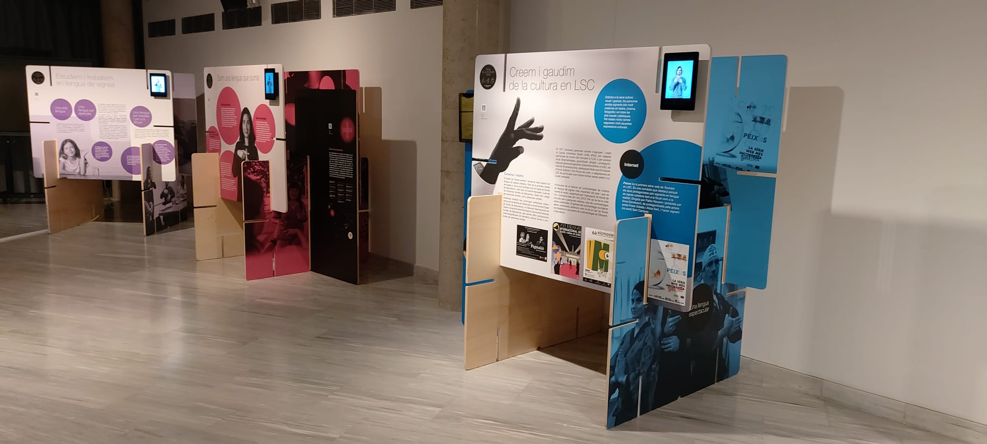 Inauguració a Girona de l'exposició “Parlar és a les teves mans. Llengua de signes catalana” 