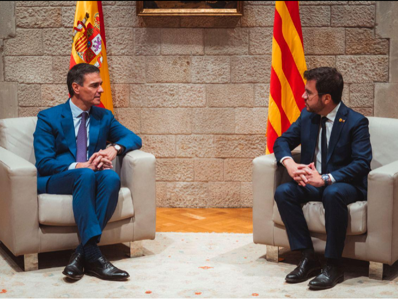 El president de la Generalitat, Pere Aragonès i Garcia, rep al Palau de la Generalitat al president del govern espanyol, Pedro Sánchez, amb qui manté una reunió institucional i de treball. 

