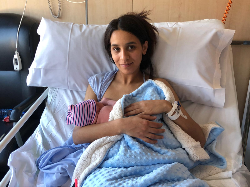 El Louay, el primer nadó nascut al Penedès el 2024, amb la seva mare, l'Asmae