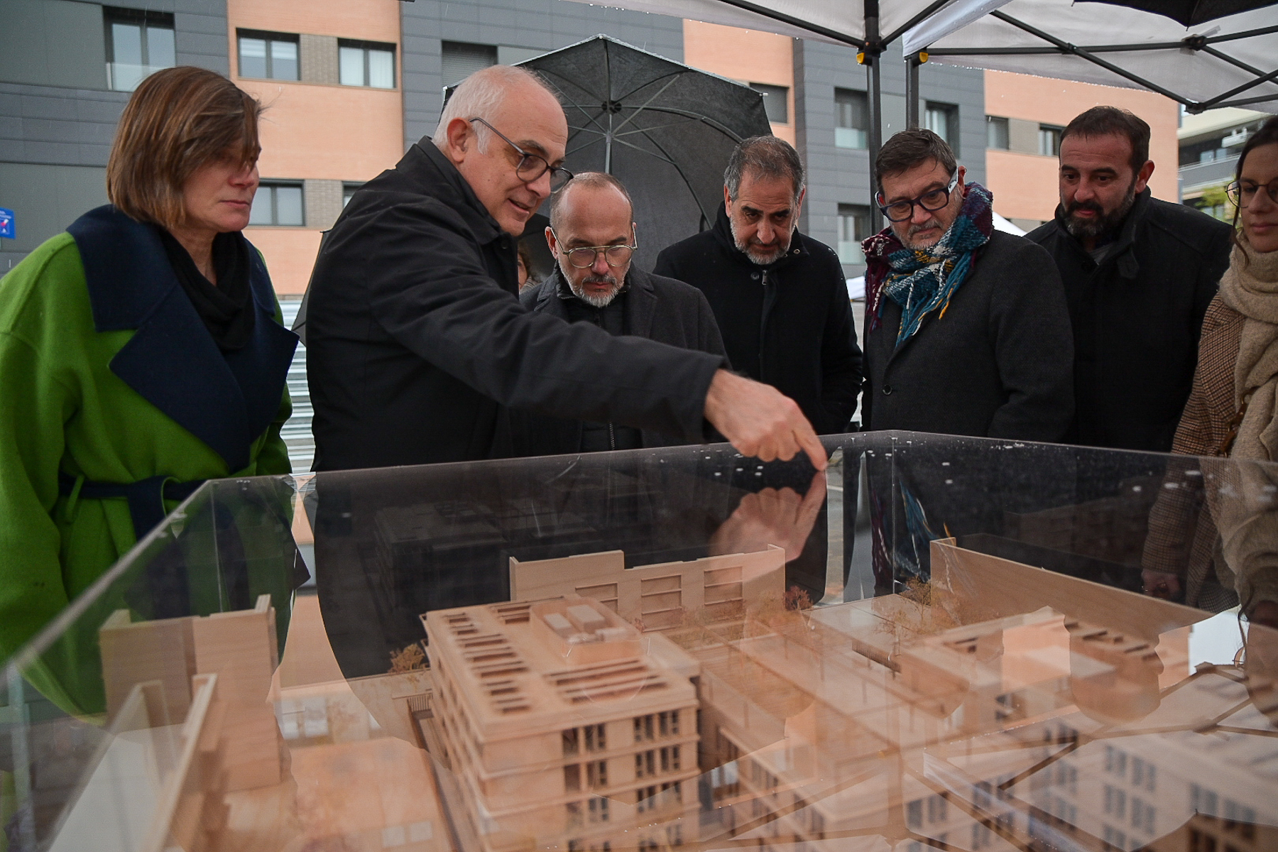 Conseller, alcalde del Prat, arquitecte del projecte miren la maqueta de la futura residència