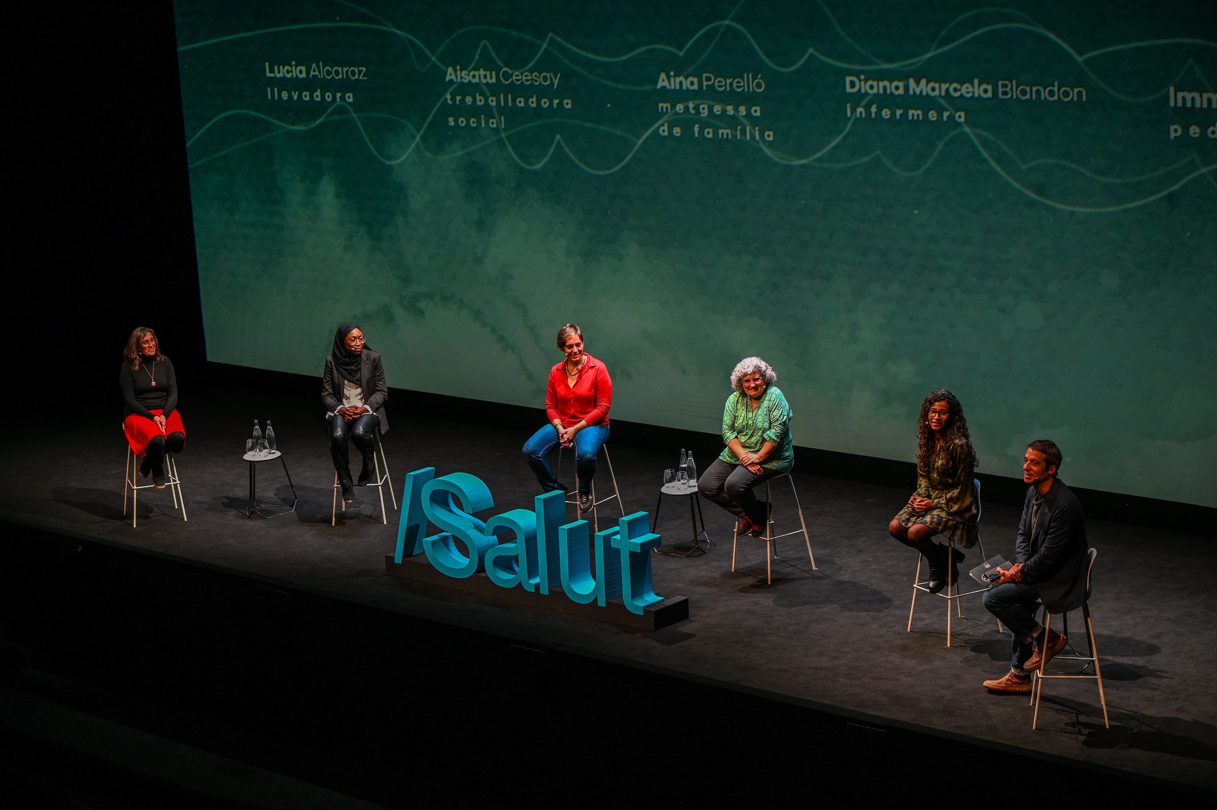 Cinc professionals i el director de la sèrie, durant el debat a l'escenari del TNC.