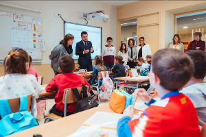 El president Aragonès parla amb els alumnes de l'escola (Fotografia: Arnau Carbonell)