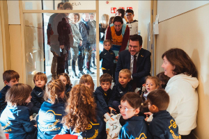 El president Aragonès durant la visita a l'escola (Fotografia: Arnau Carbonell)