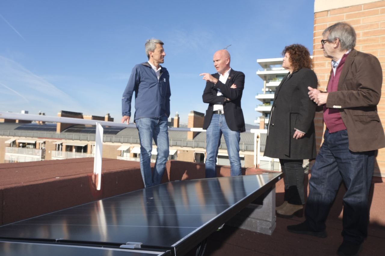 El conseller Mascort atén les explicacions dels veïns titulars d'una instal·lació d'autoconsum fotovoltaic col·lectiu