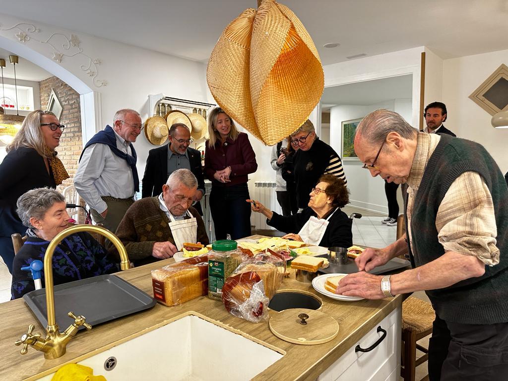 El conseller Campuzano, al Centre Geriàtric Lleida, saluda alguns usuaris que es preparen l'esmorzar