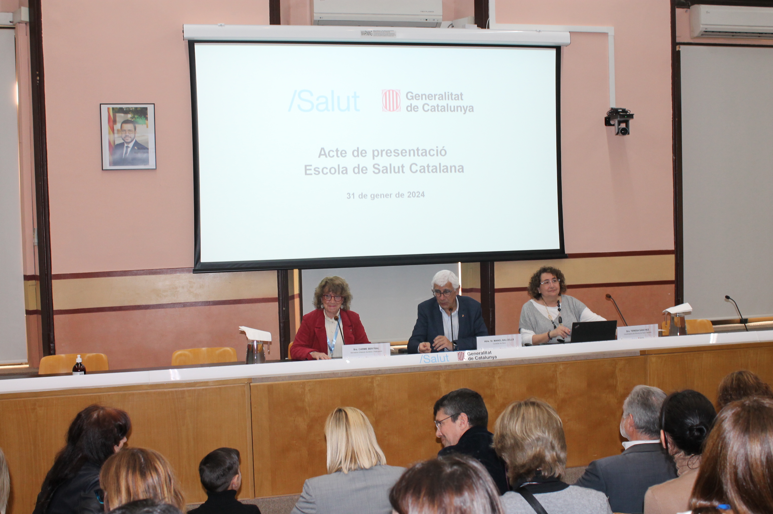 El conseller de Salut, Manel Balcells, acompanyat de Carme Bertral, secretària d'Atenció Sanitària i Participació, i Teresa Sánchez, coordinadora del Programa Escola de Salut Catalana, durant la presentació de l'Escola al Departament.