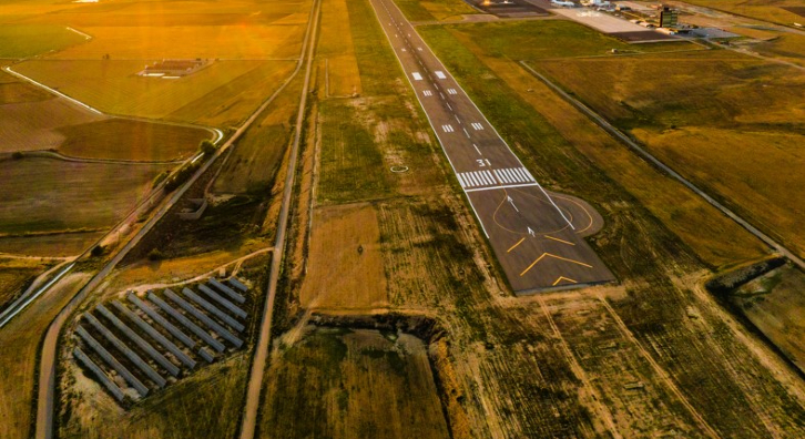 Ubicació de l’hort solar a l’extrem esquerre de la pista de l’aeroport. Ubicació de l’hort solar a l’extrem esquerre de la pista de l’aeroport.