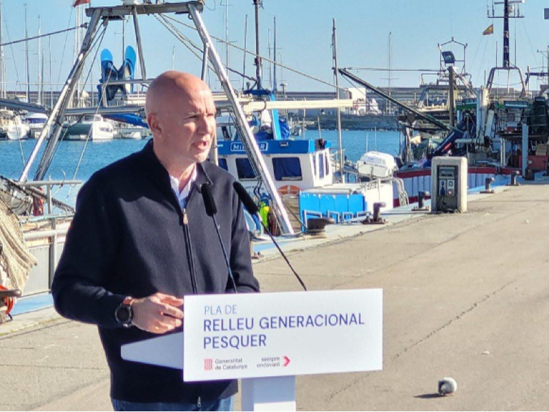 El conseller Mascort presentant el Pla d'Acció de Relleu Generacional Pesquer aquest matí al port d'Arenys de Mar 