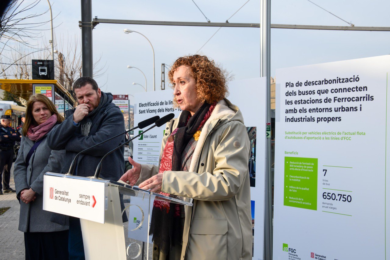 La consellera Capella durant la presentació del nou autobús elèctric que connectarà l’estació de Ferrocarrils de Sant Vicenç dels Horts amb Torrelles de Llobregat