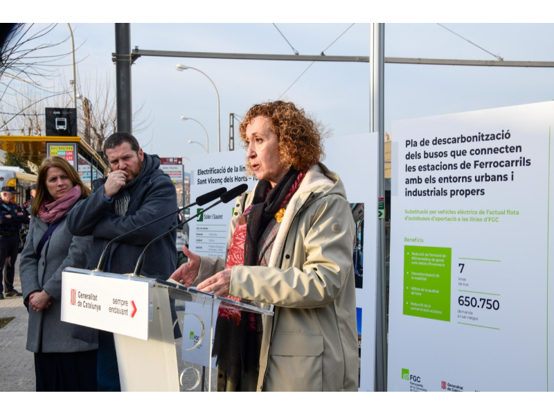 La consellera Capella durant la presentació del nou autobús elèctric que connectarà l¿estació de Ferrocarrils de Sant Vicenç dels Horts amb Torrelles de Llobregat